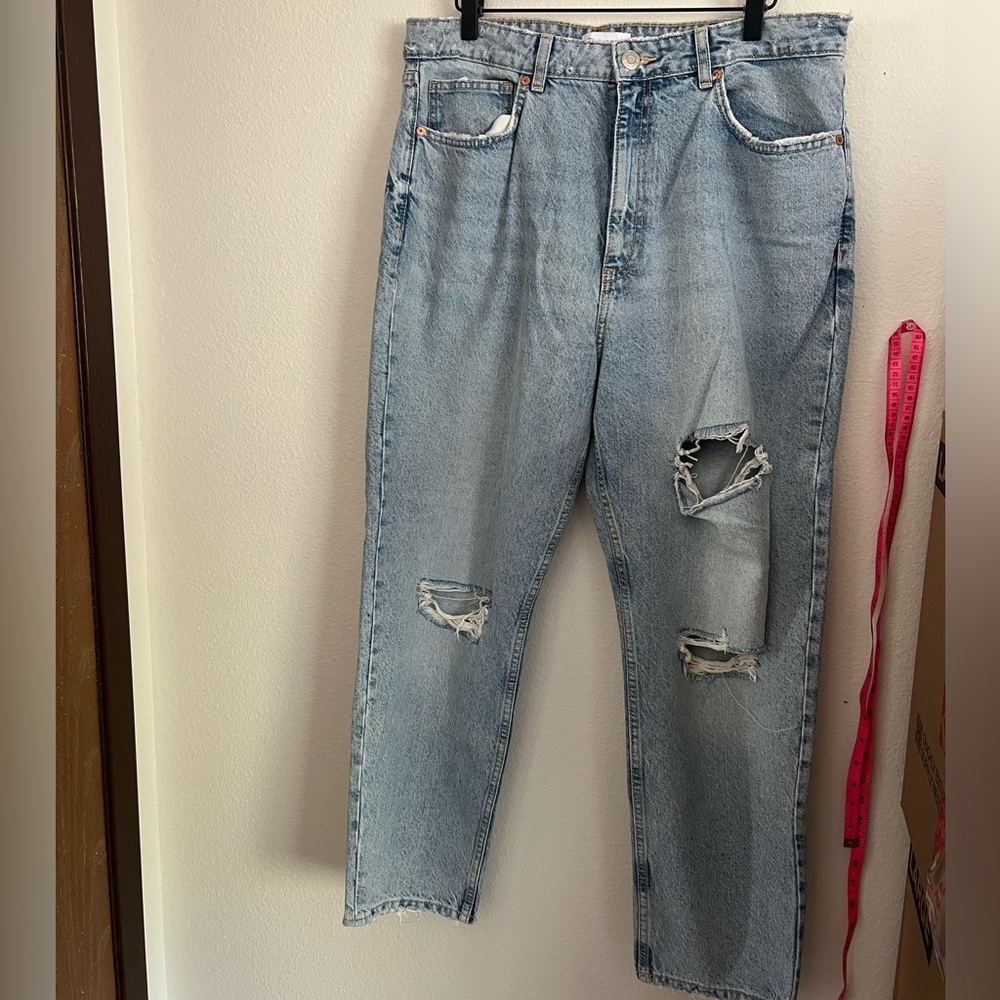 Zara Distressed High-Waisted Jeans | Light Wash | Size US 14